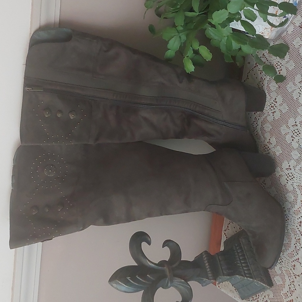 Cloudwalkers by Avenue Meridian Olive Faux Suede Boots Sz 11W